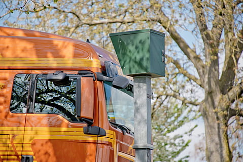 radar, hastighedsfælde, radar enhed, Blitzer, blitzmarathon, lastbil, hurtig, hastighed, måling, kørekort, drivere, afgift, politi, brug, overstige, speedo, øget, førerhus, vej, hovedvej, træ, plante, dag, transportform, fokus på forgrunden, natur, transportmidler, ingen mennesker, udendørs, offentlig transport, land køretøj, gul, lav vinkel visning, glas - materiale, arkitektur, meddelelse, afdeling, bygget struktur, tekst, bygning udvendig, 5K, CC0, offentligt domæne, royaltyfrie
