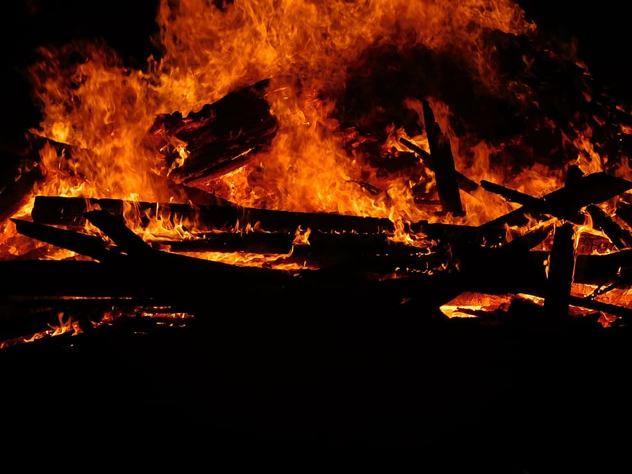 Feuer, Flamme, Orange, heiß, Hitze, Lagerfeuer, warm, Heiss, glühen, evolutionär, Holz, brennen, funkeln, Energie, rot, Verbrennung, Feuer - natürliches Phänomen, Hitze - Temperatur, Nacht-, Holz - Material, Natur, Bewegung, keine Leute, glühend, Log, Kommunikation, Brennholz, orange Farbe, draußen, Bewegungsunschärfe, 4K
