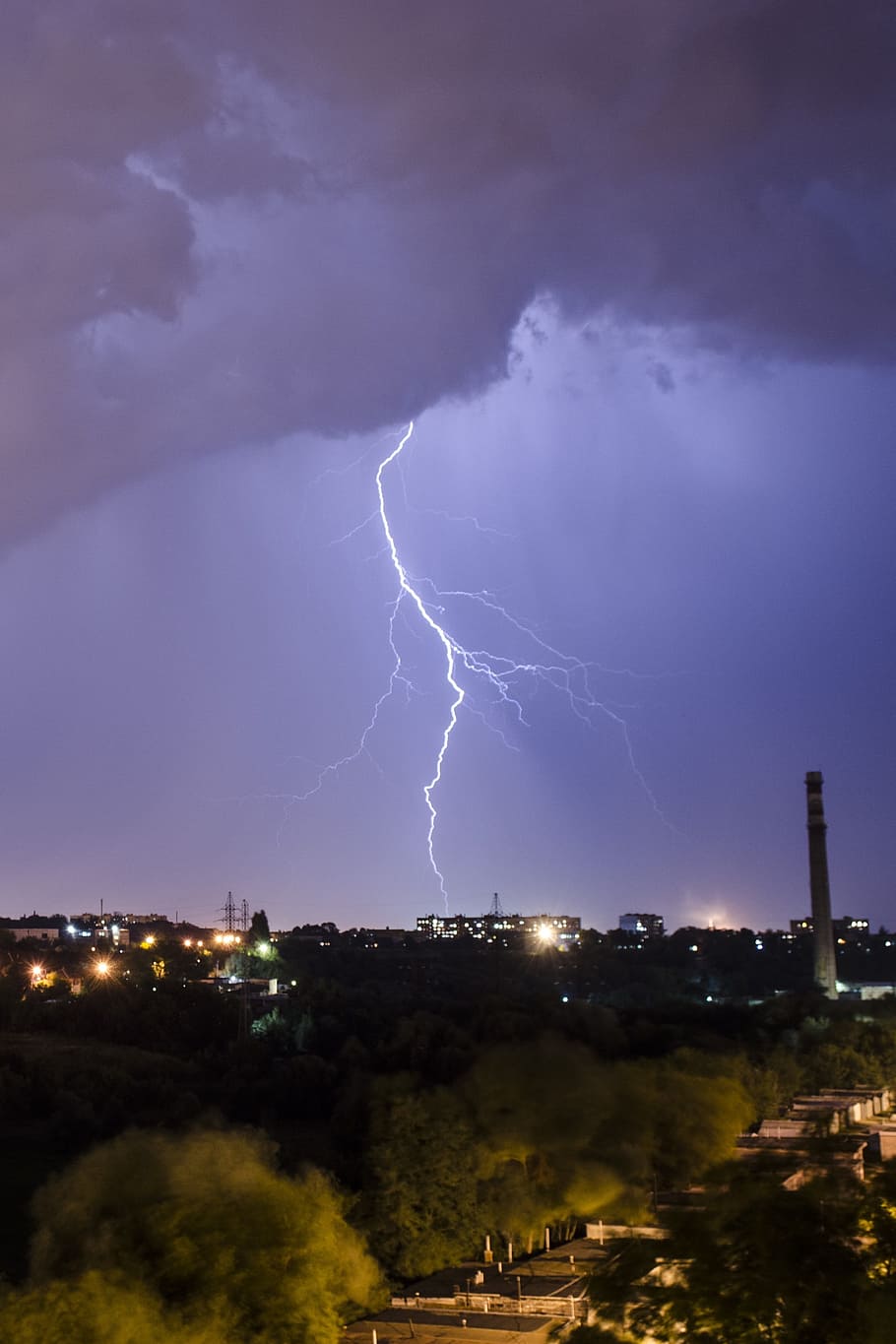 llamps, tempesta, nit, flaix, ciutat, pluja, comunitat, cel, núvols, paret, Ucraïna, barri, electricitat, poder a la natura, núvol - cel, poder, llamps bifurcats, il·luminat, bellesa a la natura, arquitectura, exterior de l'edifici, senyal d'advertència, naturalesa, núvol de tempesta, signe, cel dramàtic, estructura construïda, cap gent, a l'aire lliure, ominós, 2K
