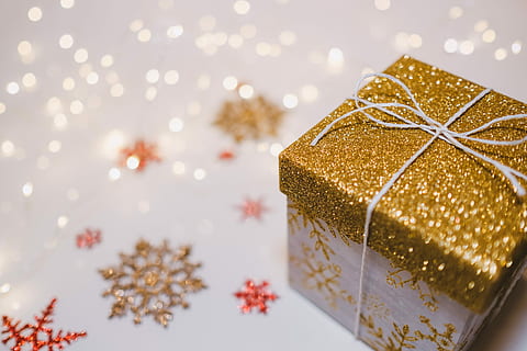 pătrat, maro, alb, cutie de cadou, nedeschis, acoperit, sclipici de aur, aur, fulg de nea, şir, cutie, Crăciun, celebrare, decor, cadou, eveniment, vacanţă, arc, eveniment de vacanță, arc legat, cutie - container, lucios, panglică, glob de Craciun, Brad de Crăciun, panglică - articol de cusut, Lumini de Craciun, iluminat, nici o persoana, Crăciun ornament, hârtie de împachetat, luminos, 5K, CC0, domeniu public, fără drepturi de autor