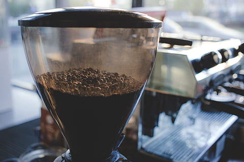 Café exprés, máquina, café, frijol, cafetería, beber, acero, metal, electrónico, moderno, comida y bebida, centrarse en primer plano, café - bebida, cafetera, de cerca, refresco, comida, frescura, preparación, adentro, día, maquinaria, nadie, material de vidrio, marrón, transparente, vaso, 5K, CC0, dominio público, libre de derechos