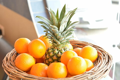 Orangen, Obst, Vitamine, Ananas, Korb, Orangenfrucht, Essen und Trinken, gesundes Essen, Lebensmittel, orange Farbe, Frische, keine Leute, Wohlbefinden, Tropische Frucht, Zitrusfrucht, Orange, Container, drinnen, Tabelle, Natur, Stillleben, Fokus auf den Vordergrund, reif, 5K, CC0, gemeinfrei, lizenzfrei