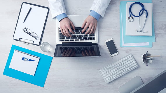 personne utilisant macbook, ordinateur, affaires, dactylographie, clavier, portable, médecin, soins médicaux, La technologie, Technologie sans fil, utilisant un ordinateur portable, un seul homme, lien, que les hommes, une personne, à l'intérieur, table, la communication, meubles, travail, adulte, clavier d'ordinateur, équipement informatique, Bureau, main, moniteur d'ordinateur, 2K, CC0, domaine public, libre de droits