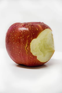 bitten, red, apple, white, tabl, red apple, bite, fruit, food, healthy, sweet, fresh, nature, diet, delicious, ripe, juicy, natural, freshness, eat, vegetarian, snack, organic, nutrition, juice, agriculture, apple - Fruit, healthy Eating, food and drink, studio shot, single object, wellbeing, indoors, close-up, no people, cut out, white background, still life, raw food, slice, yellow, 4K, CC0, public domain, royalty free