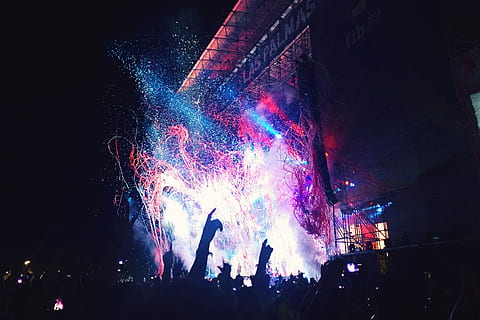 fotografia di concerto, persone, partying, concerto, giorno, luce, mani, folla, mostrare, notte, illuminato, gruppo di persone, evento, celebrazione, cultura artistica e intrattenimento, grande gruppo di persone, Inquadratura dal basso, godimento, multicolore, persone reali, vita notturna, architettura, movimento, musica, fumo - struttura fisica, luce - fenomeno naturale, Festival, luce scenica, Festival musicale, concerto di musica popolare, eccitazione, 2K, CC0, dominio pubblico, privo di copyright