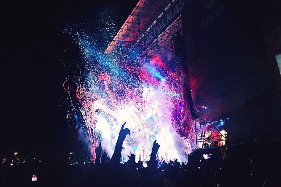 fotografia di concerto, persone, partying, concerto, giorno, luce, mani, folla, mostrare, notte, illuminato, gruppo di persone, evento, celebrazione, cultura artistica e intrattenimento, grande gruppo di persone, Inquadratura dal basso, godimento, multicolore, persone reali, vita notturna, architettura, movimento, musica, fumo - struttura fisica, luce - fenomeno naturale, Festival, luce scenica, Festival musicale, concerto di musica popolare, eccitazione, 2K