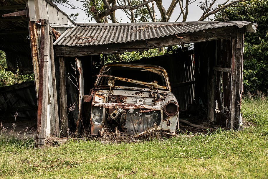vintage, cotxe, garatge, durant el dia, va naufragar, endins, marró, cobert, òxid, vell, abandonat, trencat, rural, graner, naufragis, habitatge, magatzem, edifici, estructura, arquitectura, junk yard, aixafar, espatllat, obsoleta, estructura construïda, deteriorament, declivi, planta, herba, cap gent, dia, resistent, arbre, camp, mal estat, arruïnat, terra, naturalesa, a l'aire lliure, 5K