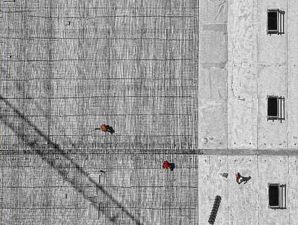 aèria, foto, tres, persona, caminar, pis, durant el dia, aire 368, aire, ombra, concret, activitat, construcció, vista del drone, arquitectura, escena urbana, estructura construïda, exterior de l'edifici, arquitectura i edificis, a l'aire lliure, dia, treballador manual, funció de construcció de parets, edifici, cap gent, ocupació, finestra, treball, penjant, marc complet, patró, fons, llum solar, vista d’angle baix, 2K, CC0, domini públic, lliure de regalies