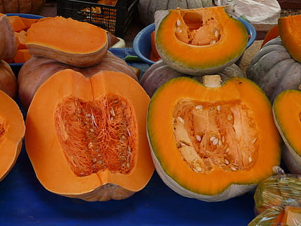 pompoen, gesneden, pulp, groenten, markt, Oranje kleur, eten en drinken, gezond eten, plak, geen mensen, voedsel, versheid, welzijn, fruit, hoge hoekmening, stilleven, binnenshuis, zaad, detailopname, tafel, marktkraam, te koop, dwarsdoorsnede, oranje, 2K, CC0, publiek domein, royaltyvrij