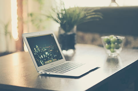 macbook, pro, bord, macbook air, ved siden af, grøn, plante, teknologi, computer, notesbog, skærm, tastatur, bærbar, trådløs teknologi, meddelelse, forbindelse, indendørs, hjem interiør, glas, fokus på forgrunden, dag, glas - materiale, potteplante, natur, drikkeglas, ingen mennesker, møbel, bruger bærbar computer, 4K, CC0, offentligt domæne, royaltyfrie