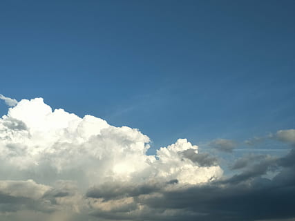 Sky, blå himmel, mørke skyer, liv, hyggelig, vind, flyve, Vær stille, bomuld, himmel, sky - himmel, skønhed i naturen, ro, blå, scenics - natur, natur, rolig scene, ingen mennesker, kopiere plads, idyllisk, udendørs, dag, lav vinkel visning, baggrunde, sollys, hvid farve, cloudscape, fluffy, blødhed, meteorologi, over, 8K, CC0, offentligt domæne, royaltyfrie