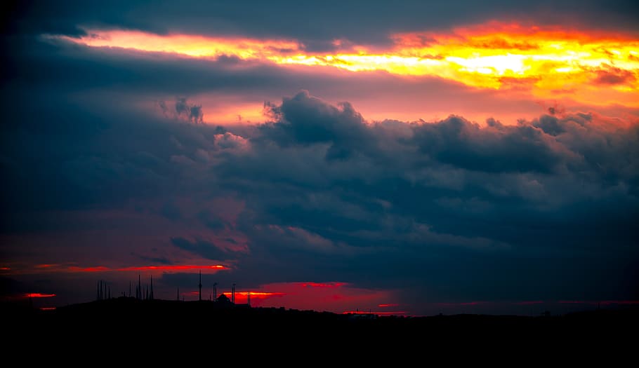 llum, alba, paisatge, naturalesa, resplendor, fons, retroil·luminat, núvols, fosc, dramàtica, vespre, tarda, cel de la nit, nit, a l'aire lliure, silueta, tempesta, estiu, sol, sortida del sol, posta de sol, temps, núvol - cel, cel, bellesa a la natura, escenics - natura, cap gent, cel dramàtic, medi ambient, arquitectura, color taronja, vermell, escena tranquil·la, tranquil·litat, estructura construïda, núvol de tempesta, ominós, poder a la natura, Pol · lució, cel romàntic, 5K