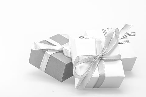 zwei, Weiß, ein, grau, Geschenkbox, Geschenk, gemacht, Überraschung, Schleife, Weihnachten, Festival, Weihnachtsdekoration, Verpackung, Schöne Grüße, Weihnachtseinkauf, Geburtstag, Paket, Fröhliche Weihnachten, Advent, verbrauchen, geben, Dekoration, Geschenke, verpackt, Geschenkverpackung, Band, Band - Nähartikel, Papier-, Bogen, gebundener Bogen, weißer Hintergrund, Feier, Box, Studioaufnahme, Kasten - Behälter, ausgeschnitten, Geschenkpapier, eingewickelt, Container, Weihnachtsgeschenk, drinnen, Jahrestag, keine Leute, 4K