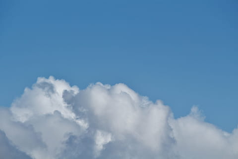 hemel, cloudscape, wit, blauw, zomerwolken, wolk - lucht, atmosfeer, achtergronden, wind, kopie ruimte, dramatische hemel, geen mensen, pluizig, schoonheid in de natuur, natuur, bewolking, idyllisch, abstract, zachtheid, buitenshuis, levendige kleuren, vrijheid, helder, bovenstaande, 5K, CC0, publiek domein, royaltyvrij