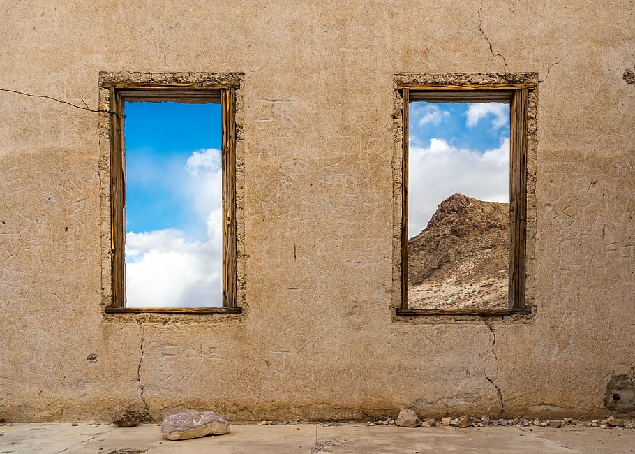 foto, marró, concret, paret, paret beige, finestra, edifici, dos, parell, cel, blau, blanc, ennuvolat, esquerdat, pedra, cel blau, casa, Riolita, arquitectura, núvol - cel, estructura construïda, naturalesa, cap gent, història, funció de construcció de parets, abandonat, vell, exterior de l'edifici, a l'aire lliure, el passat, antic, dia, antiga ruïna, llum solar, civilització antiga, arruïnat, 5K