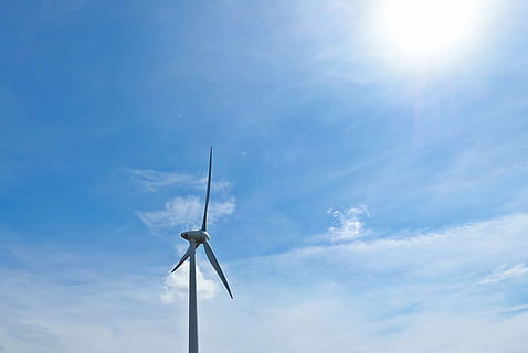 bianca, 3 pale, vino, giro, vite, tecnologia, natura, vivere, cielo, energia rinnovabile, conservazione dell'ambiente, energia alternativa, turbina eolica, combustibile e produzione di energia, energia eolica, turbina, Inquadratura dal basso, ambiente, nuvola - cielo, blu, nessuno, giorno, luce del sole, soleggiato, all'aperto, raggio di sole, risorse sostenibili, luminosa, potere in natura, Alimentazione elettrica, pulito, illuminata, 2K, CC0, dominio pubblico, privo di copyright