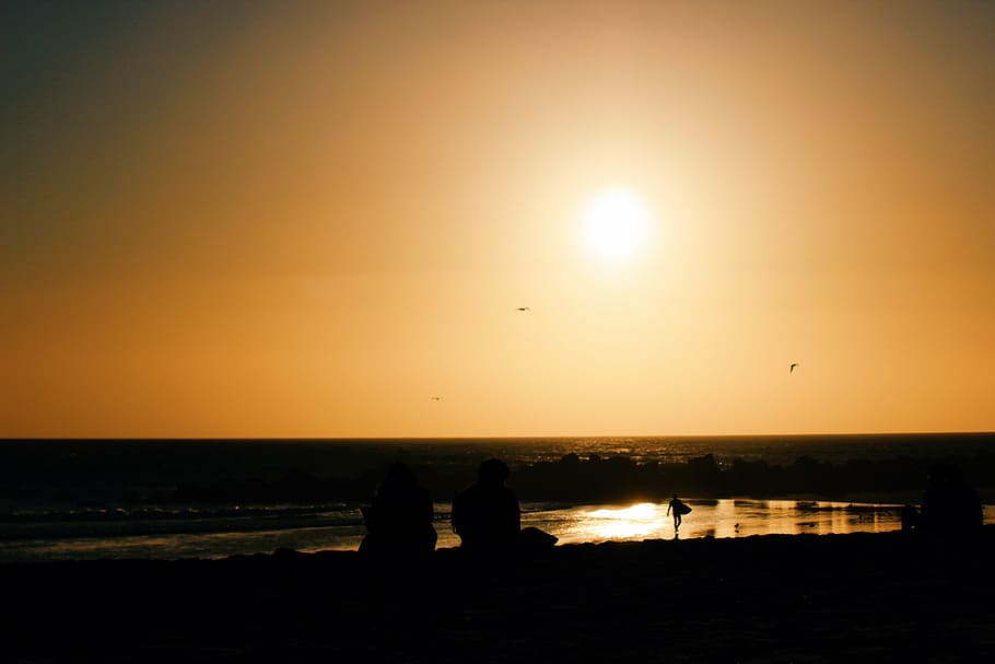 to, person, kysten, Foto, solnedgang, skumring, strand, horisont, sommer, sand, silhuet, mennesker, himmel, sol, udendørs, scenics, sollys, skønhed i naturen, hav, vand, horisont over vand, jord, gruppe af mennesker, orange farve, scenics - natur, rigtige mennesker, natur, fritidsaktivitet, livsstil, herrer, lyse, 5K