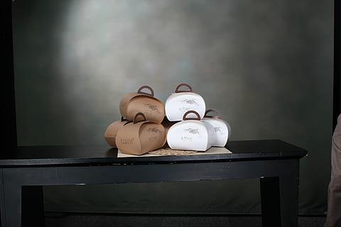 småkager, boks, pakning, stilleben, indendørs, bord, dyr repræsentation, ingen mennesker, træ - materiale, repræsentation, beholder, æg, mad, Kunst og håndværk, mad og drikke, tøjdyr, murbygningsfunktion, kasse - container, stor gruppe af objekter, tæt på, hvid farve, keramik, æggebæger, 5K, CC0, offentligt domæne, royaltyfrie