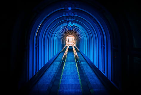 trein tunnel, lichten, blauwe lichttunnel, architectuur, blauw, gang, stappen, trap, ingebouwde structuur, tunnel, verlicht, richting, de weg vooruit, nacht, perspectief verminderen, binnenshuis, verdwijnpunt, boog, geen mensen, vervoer, verlichtingsapparatuur, verbinding, gebouw, donker, licht aan het einde van de tunnel, 2K, CC0, publiek domein, royaltyvrij