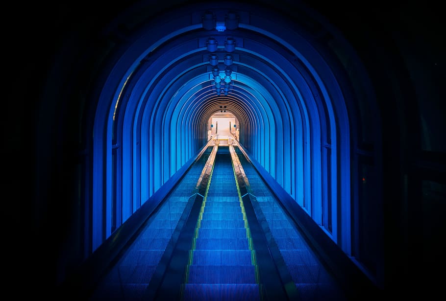 trein tunnel, lichten, blauwe lichttunnel, architectuur, blauw, gang, stappen, trap, ingebouwde structuur, tunnel, verlicht, richting, de weg vooruit, nacht, perspectief verminderen, binnenshuis, verdwijnpunt, boog, geen mensen, vervoer, verlichtingsapparatuur, verbinding, gebouw, donker, licht aan het einde van de tunnel, 2K
