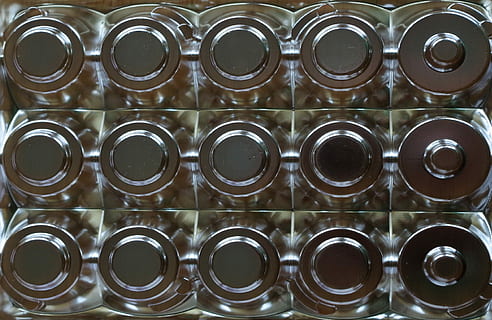 plàstic, formes, patró, xocolatetray, cercles, disseny, indústria, metall, equipament, primer pla, en fila, ampolla, alcohol, ampolla de vi, marc complet, vi, fons, a l'interior, cap gent, cercle, forma geomètrica, forma, costat a costat, gran grup d'objectes, repetició, natura morta, contenidor, ordre, arranjament, tecnologia, abundància, color plata, acer, equipament industrial, 1080P, CC0, domini públic, lliure de regalies