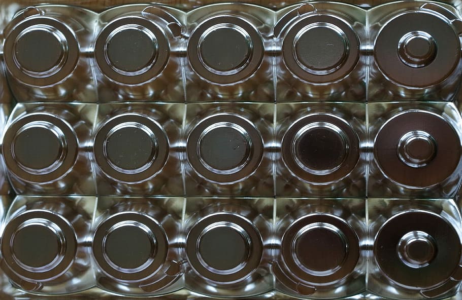 plàstic, formes, patró, xocolatetray, cercles, disseny, indústria, metall, equipament, primer pla, en fila, ampolla, alcohol, ampolla de vi, marc complet, vi, fons, a l'interior, cap gent, cercle, forma geomètrica, forma, costat a costat, gran grup d'objectes, repetició, natura morta, contenidor, ordre, arranjament, tecnologia, abundància, color plata, acer, equipament industrial, 1080P