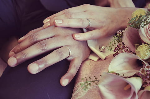 coppia, mani, amore, fiori, affetto, germoglio, avvicinamento, dita, matrimonio, petali, relazione, anelli, romanza, mano umana, mano, parte del corpo umano, squillare, adulto, gioielli, donne, due persone, fede, emozione positiva, solidarieta, nozze, coppia - relazione, persone, sposa, emozione, celebrazione, sposato, parte del corpo, cerimonia matrimoniale, dito, moglie, chiodo, 4K, CC0, dominio pubblico, privo di copyright