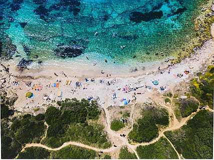 aéreo, fotografia, pessoas, Beira Mar, grupo, de praia, perspectiva, mosca, drone, dji, Visão, céu, nadar, penhasco, montanha, árvore, verde, cor, azul, agua, caloroso, areia, paraíso, à beira-mar, mar, visão de alto ângulo, multidão, grande grupo de pessoas, grupo de pessoas, pessoas reais, dia, natureza, terra, estilos de vida, plantar, ao ar livre, esporte, vista aérea, atividade de lazer, 4K, CC0, domínio público, royalty free