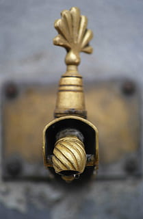 Fântână, apă, cădere brusca, aur, galben, arhitectură, fundal, oraș, fotografie, sete, secetă, estetică, vechi, metal, a închide, nici o persoana, să se concentreze asupra primelor elemente, ruginit, Securitate, protecţie, zi, lemn - material, mâner, Siguranță, selectiv, clanță, în interior, erodate, un singur obiect, mașini, bogat ornamentat, 4K, CC0, domeniu public, fără drepturi de autor