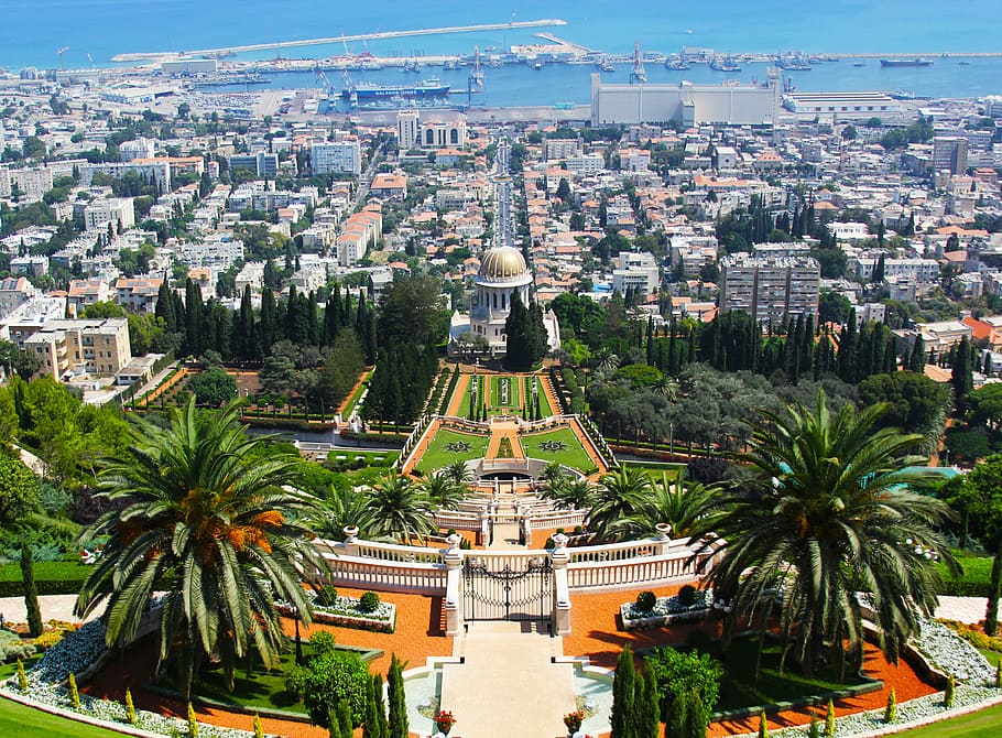 edifici, envoltat, arbres, herba, ciutat, durant el dia, aigua, sublim, verd, viatjar, blanc, estructura, arquitectura, parc, vacances, jardí, colorit, ornamentat, religió, turisme, turó, cúpula, ordre, monument, gira, temple, adoració, cascada, prega, fe, seu, pas, Sant, simètric, terrassa, Déu, santuari, palmeres, immaculada, Bahai, bahaulla, terrasses, sagrat, Bahaullah, bahá, persa, palestí, ben cuidat, paisatge urbà, lloc famós, horitzó urbà, escena urbana, vista aèria, exterior de l'edifici, estructura construïda, arbre, destinacions de viatge, naturalesa, vista d’angle alt, planta, cel, barri residencial, cap gent, lloc de culte, dia, a l'aire lliure, exterior d’edifici d’oficines, gratacels, fletxa, 4K