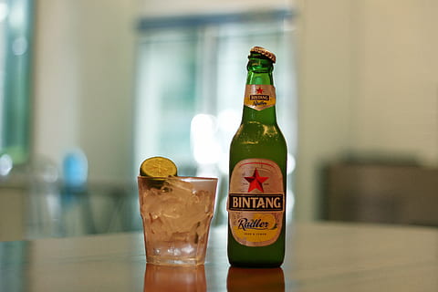 Bintang-Flasche, neben, klar, Trinkglas, bintang, Rodler, Flasche, Tabelle, Bier, kalt, Getränke, Getränk, Glas, Limette, Eis, Ausruhen, Gelegenheit, Glas - Material, Alkohol, drinnen, Essen und Trinken, Fokus auf den Vordergrund, keine Leute, Schnapsglas, Container, Erfrischung, Haushaltsausstattung, Kommunikation, Nahansicht, Text, Lebensmittel, Stillleben, Bier - Alkohol, 2K, CC0, gemeinfrei, lizenzfrei
