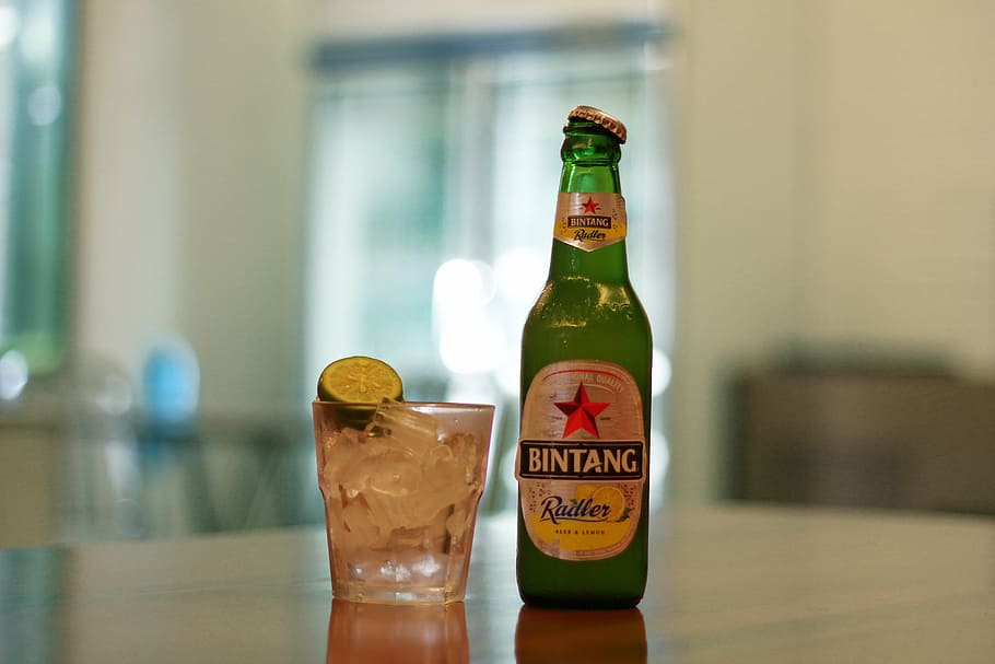 ampolla de bintang, al costat, clar, copa, bintang, Rodler, ampolla, taula, cervesa, fred, begudes, vidre, Lima, gel, ocasió, vidre - material, beure, alcohol, a l'interior, menjar i beguda, centrar-se en primer pla, cap gent, copa de vidre, contenidor, refresc, equipament per a la llar, comunicació, primer pla, text, menjar, natura morta, cervesa - alcohol, 2K