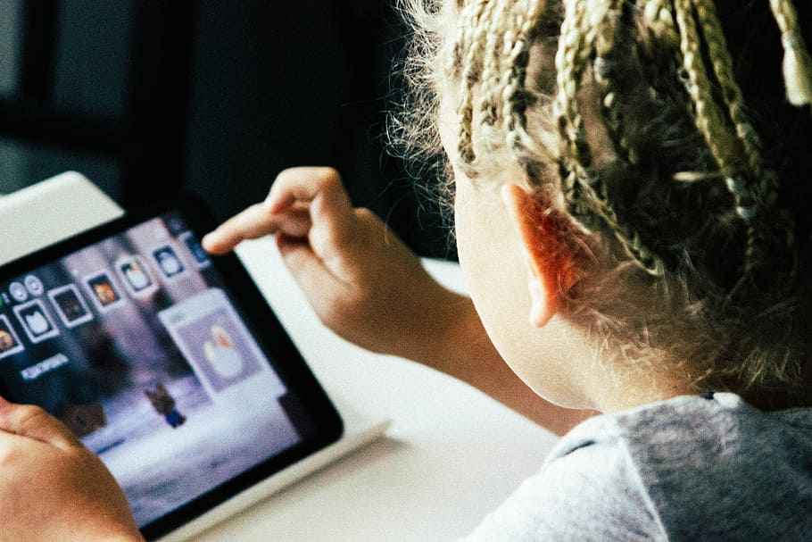 noia, operant, Tablet PC, celebració, tauleta, inclinat, taula, ipad, pantalla, nen, els dits, una persona, a l'interior, tecnologia, adult, comunicació, ordinador, tecnologia sense fils, retrat, tirada al cap, dones, primer pla, connexió, part del cos humà, part del cos, vista del darrere, Internet, habitació domèstica, usant portàtil, pentinat, cabell humà, a la vista de l’espatlla, 5K