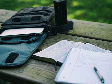 dos, libros, tabla de madera, superficial, fotografía de enfoque, cuadernos, ordenador portátil, estudiar, cuaderno, computadora, libro, mochila, banco, bolso, bolígrafo, Nota, mesa, diario, papel, macbook, espiral, nadie, publicación, de cerca, naturaleza muerta, enfoque selectivo, comunicación, día, mueble, adentro, educación, abierto, ausencia, vista de alto ángulo, escritorio, instrumento de escritura, material de madera, estudiando, accesorio personal, 4K, CC0, dominio público, libre de derechos