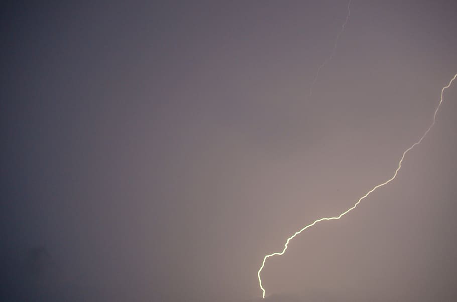 llamps, núvols, nit, tempesta, temps, cel, naturalesa, pluja, trons, llum, colpejar, pern, núvol - cel, poder a la natura, bellesa a la natura, poder, electricitat, medi ambient, llamps bifurcats, cap gent, estat d'ànim atmosfèric, llum - fenomen natural, cel dramàtic, il·luminat, a l'aire lliure, clima extrem, meteorologia, 4K