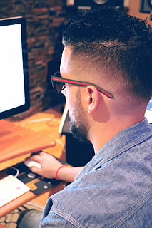 mann spiller datamaskin, mann som bruker datamaskin, bruker datamaskin, datamaskin, mennesker, teknologi, Mann, ved hjelp av, person, arbeider, arbeid, kommunikasjon, virksomhet, kontor, studio, musikkstudio, suksess, profesjonell, pc, musikk, mac, Apple PC, elektronisk, menn, én person, hanner, forretningsmann, voksen, bare en mann, internett, sitter, dataskjerm, ekte folk, innendørs, uformelt antrekk, unge menn, skjegg, ansiktshår, trådløs teknologi, briller, ung voksen, hodeskudd, 5K, CC0, offentlig domene, opphavsrett gratis