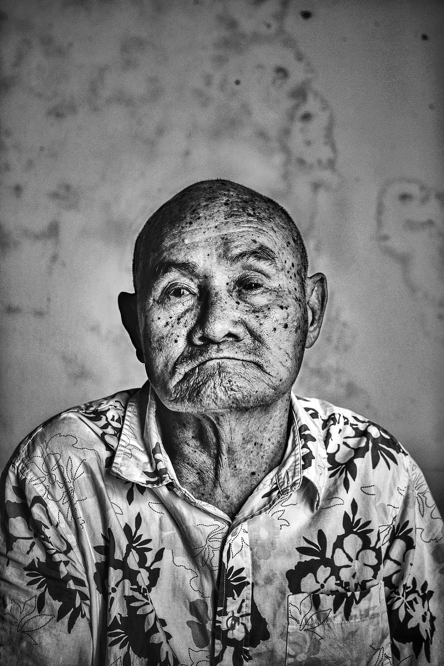 gris, fotografia a escala, home, portar, collar, botó amunt, superior, escala de grisos, foto, blanc i negre, gent, conceptes i idees, mascles, temps, personatges, una persona, Arts visuals, retrat, adult gran, arts i entreteniment, homes, mirant la càmera, un sol home, només homes, només adults, vista frontal, persones reals, estils de vida, tirada al cap, adult, funció de construcció de parets, a l'interior, roba casual, adult madur, activitat d'oci, roba, homes madurs, vista d’angle baix, pèl facial, rostre humà, 4K