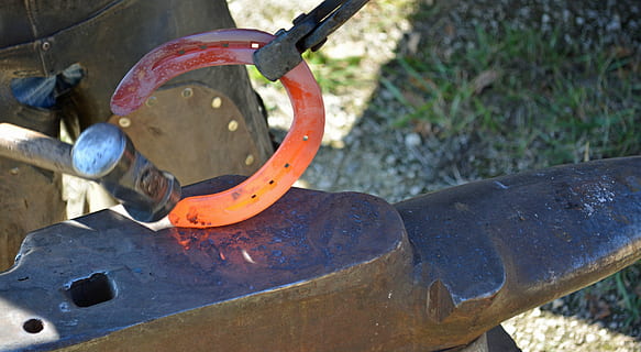 zwart, metalen string, bezit, hoefijzer, smid, ijzer, fitting, smederij, paard, ambachtsman, werk, aambeeld, staal, uitrusting, ijzer - metaal, roestig, metaal, oud, industrie, metaalindustrie, warmte - temperatuur, werkend, dag, natuur, werktuig, buitenshuis, beweging, legering, geen mensen, gieten, gloeiend, detailopname, gieterij, het smelten, 5K, CC0, publiek domein, royaltyvrij