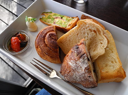 bakverk, eras, vit, keramisk, bricka, bakad, bröd, frukost, Kafé, bageri, skivor, skivad, livsmedel, måltider, kök, morgnar, välsmakande, utsökt, färsk, traditionell, butiker, plattor, hälsosam, näringsrik, mat och dryck, mat, förberedelse, inget folk, äta nyttigt, inomhus, friskhet, klar att äta, tallrik, fortfarande liv, högvinkelvy, måltid, betjäningsstorlek, närbild, tabell, vegetabiliska, kött, välbefinnande, köksredskap, äta redskap, frestelse, fransk mat, mellanmål, bordkniv, 1080P, CC0, offentligt domän, royaltyfria