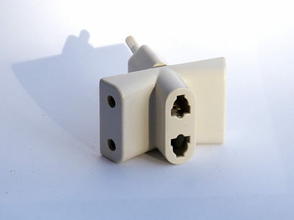 adaptor, dop, electricitate, studio shot, nici o persoana, a închide, zi, în interior, fundal alb, culoare alba, gaură, un singur obiect, tehnologie, conexiune, să se concentreze asupra primelor elemente, natură moartă, umbră, vedere în unghi mare, formă, Afaceri, simplitate, două obiecte, creativitate, Echipament electric, alimentare electrică, 2K, CC0, domeniu public, fără drepturi de autor
