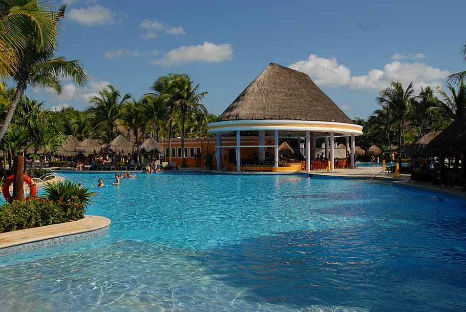 persone, piscina interrata, cancun, piscina, bar della piscina, area piscina, acqua, lusso, località turistica, vacanze, Hotel di lusso, Hotel, rilassamento, cielo, clima tropicale, albero, architettura, struttura costruita, esterno dell'edificio, pianta, natura, Palma, persone accessorie, nuvola - cielo, lungomare, costruzione, giorno, destinazioni di viaggio, all'aperto, 4K