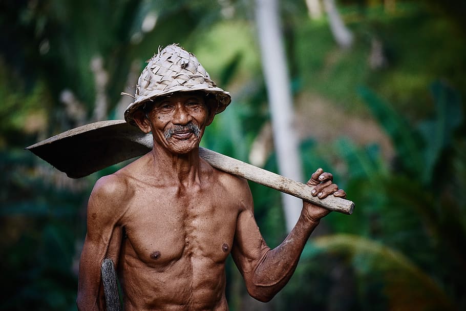 fotografia, home, celebració, pala, persona, vell, treballador, barret, asiàtic, dur, la vida, edat, pell, marró, resistent, colpejat per la intempèrie, arrugues, somriu, feliç, prim, sense camisa, una persona, centrar-se en primer pla, roba, retrat, mascles, adult, part del cos humà, dia, cintura cap amunt, vista frontal, naturalesa, homes, construcció muscular, ocupació, de peu, viatjar, rostre humà, 5K