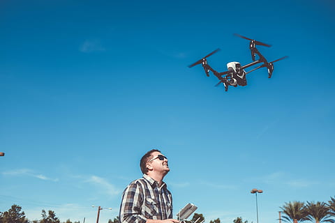 osoba, kontrolowanie, dji mavic, zawodowiec, latający, aparat fotograficzny, warkot, urządzenie, technologia, antenowy, nowoczesny, fotografia, na wolnym powietrzu, chłopak, okulary słoneczne, szczęśliwy, uśmiech, niebo, niebieski, drzewa, tylko dla dorosłych, dorosły, jedna osoba, tylko jeden człowiek, dzień, w powietrzu, tylko mężczyźni, w połowie dorosły, pojazd powietrzny, niski kąt widzenia, mężczyźni, prawdziwi ludzie, samolot, Natura, patrząc, transport, codzienne ubrania, styl życia, spędzania wolnego czasu, młody dorosły, 4K, CC0, domena publiczna, darmowe zdjęcia