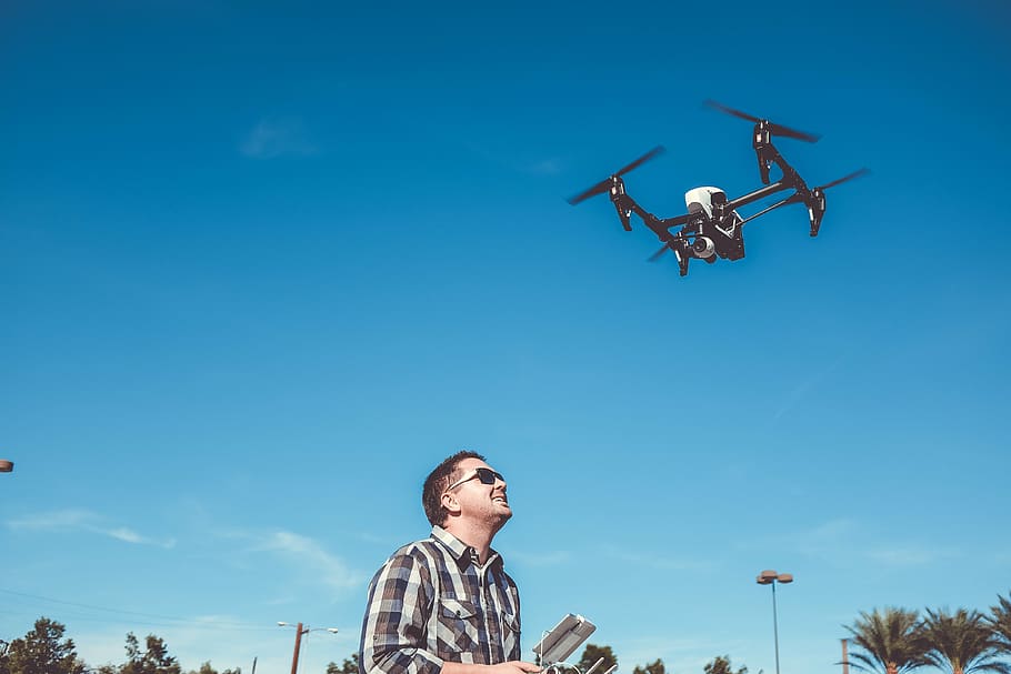 persona, controlar, dji mavic, pro, volant, càmera, drone, gadget, tecnologia, aèria, modern, fotografia, a l'aire lliure, paio, ulleres de sol, feliç, somriu, cel, blau, arbres, només adults, adult, una persona, un sol home, dia, a l'aire, només homes, mig adult, vehicle aeri, vista d’angle baix, homes, persones reals, avió, naturalesa, mirant, mascles, transport, roba casual, estils de vida, activitat d'oci, adult jove, 4K