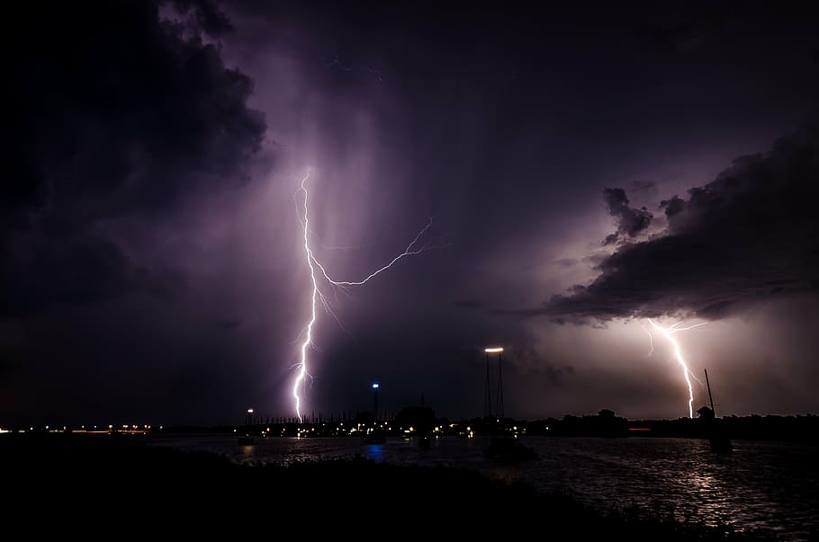 llampecs durant la nit, llamps, llamp, nit, tempesta, naturalesa, temps, trons, colpejar, cel nocturn, Pol · lució, fosc, fàbrica, poder a la natura, núvol - cel, poder, aigua, bellesa a la natura, cel, il·luminat, llamps bifurcats, núvol de tempesta, senyal d'advertència, cap gent, comunicació, cel dramàtic, medi ambient, a l'aire lliure, electricitat, agressió, pluja, paisatge urbà, ominós, meteorologia, 2K