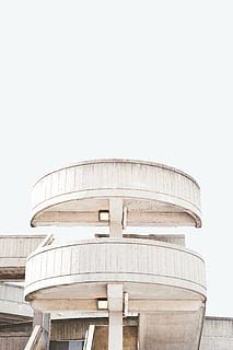 edificio in cemento bianco, architettura, vecchio, costruzione, struttura, scala, struttura costruita, esterno dell'edificio, cielo sereno, cielo, nessuno, Inquadratura dal basso, natura, copia spazio, giorno, Torre, all'aperto, città, vetro - materiale, destinazioni di viaggio, tecnologia, viaggio, moderno, guida, 5K, CC0, dominio pubblico, privo di copyright
