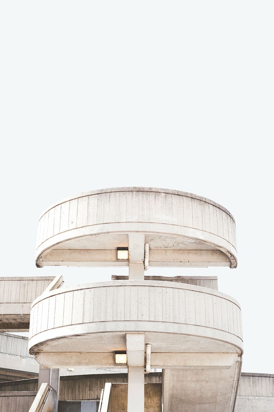 edifici de formigó blanc, arquitectura, vell, edifici, estructura, escala, estructura construïda, exterior de l'edifici, cel clar, cel, cap gent, vista d’angle baix, naturalesa, còpia espai, dia, torre, a l'aire lliure, ciutat, vidre - material, destinacions de viatge, tecnologia, viatjar, modern, orientació, 5K