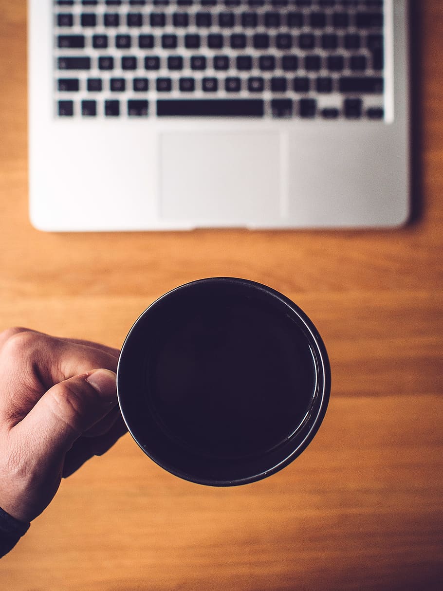 café, copo, caneca, mesa, bebida, computador, desenvolvedor, bebendo, escritório em casa, quente, computador portátil, macbook, escritório, programador, trabalhando, área de trabalho, mão humana, mão, parte do corpo humano, uma pessoa, segurando, dentro de casa, pessoas reais, tecnologia, pessoa irreconhecível, diretamente acima, estilos de vida, visão de alto ângulo, comida e bebida, focar em primeiro plano, conexão, parte do corpo, equipamentos de informática, teclado, dedo, 2K