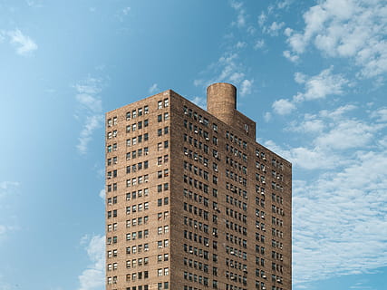 edifici tipus apartament marró, marró, concret, edifici, durant el dia, finestra, gratacels, torre, oficina, exterior, apartament, arquitectura, indústria, cel blau, maó, façana, cel, Manhattan, casa, exterior de l'edifici, estructura construïda, ciutat, alta - alta, núvol - cel, vista d’angle baix, exterior d’edifici d’oficines, modern, cap gent, barri residencial, naturalesa, dia, 5K, CC0, domini públic, lliure de regalies