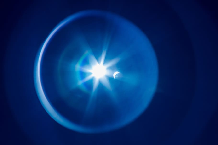 sol, lluna, espectacle natural, Eclipsi solar, esdeveniment cel, blau, llum - fenomen natural, forma, il·luminat, forma geomètrica, cercle, cap gent, astronomia, sol objecte, fons blau, nit, espai, brillant, tir de l'estudi, naturalesa, ciència, fons de colors, cel, equips d’il·luminació, flare de la lent, 5K